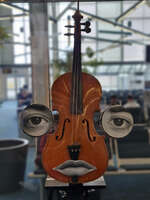 20240928123600_Violin_Face_at_Vancouver_Airport